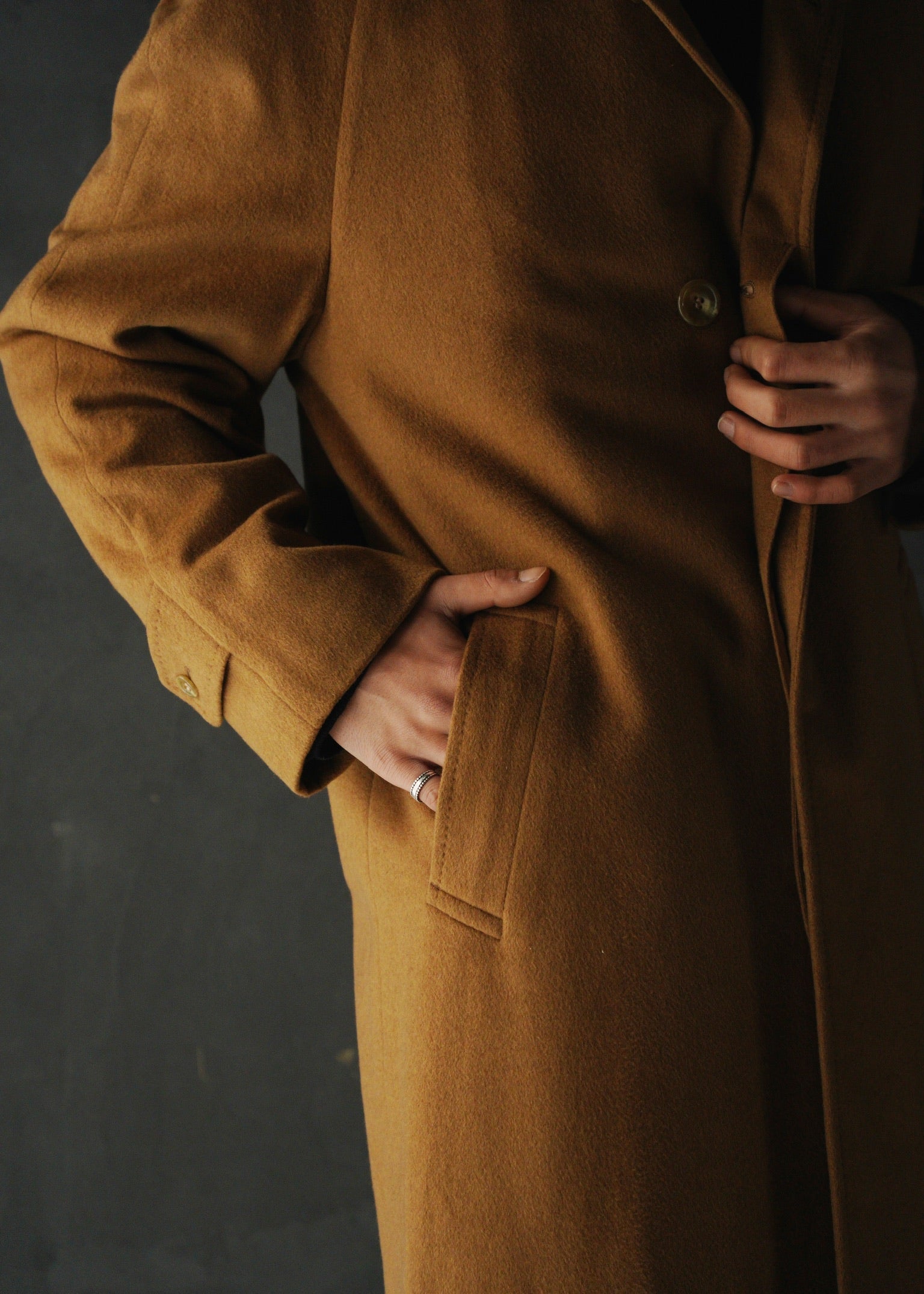 Raglan sleeve cashmere balmacaan coat
