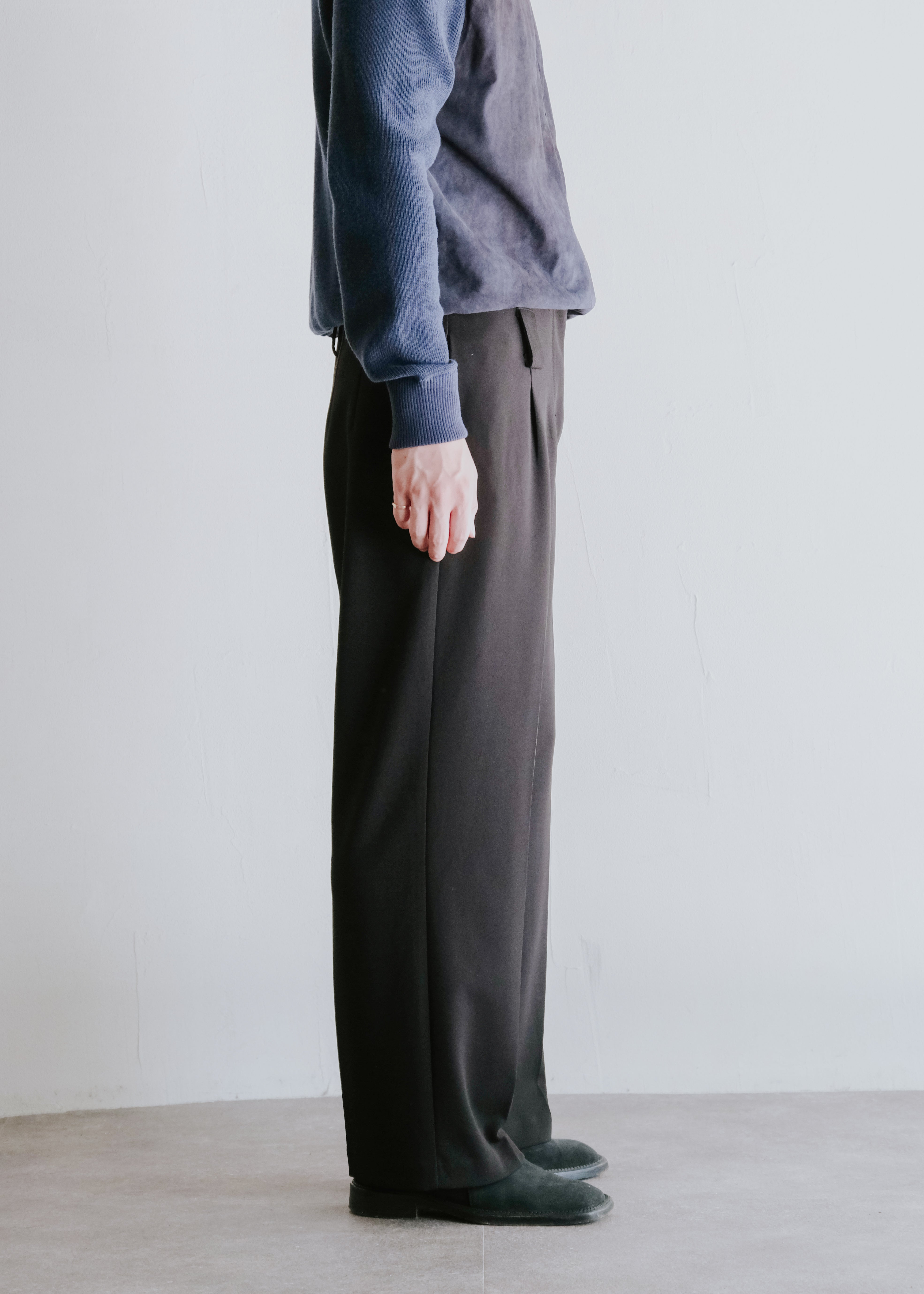 タック入り center crease relax テーパード トラウザーズ メンズ