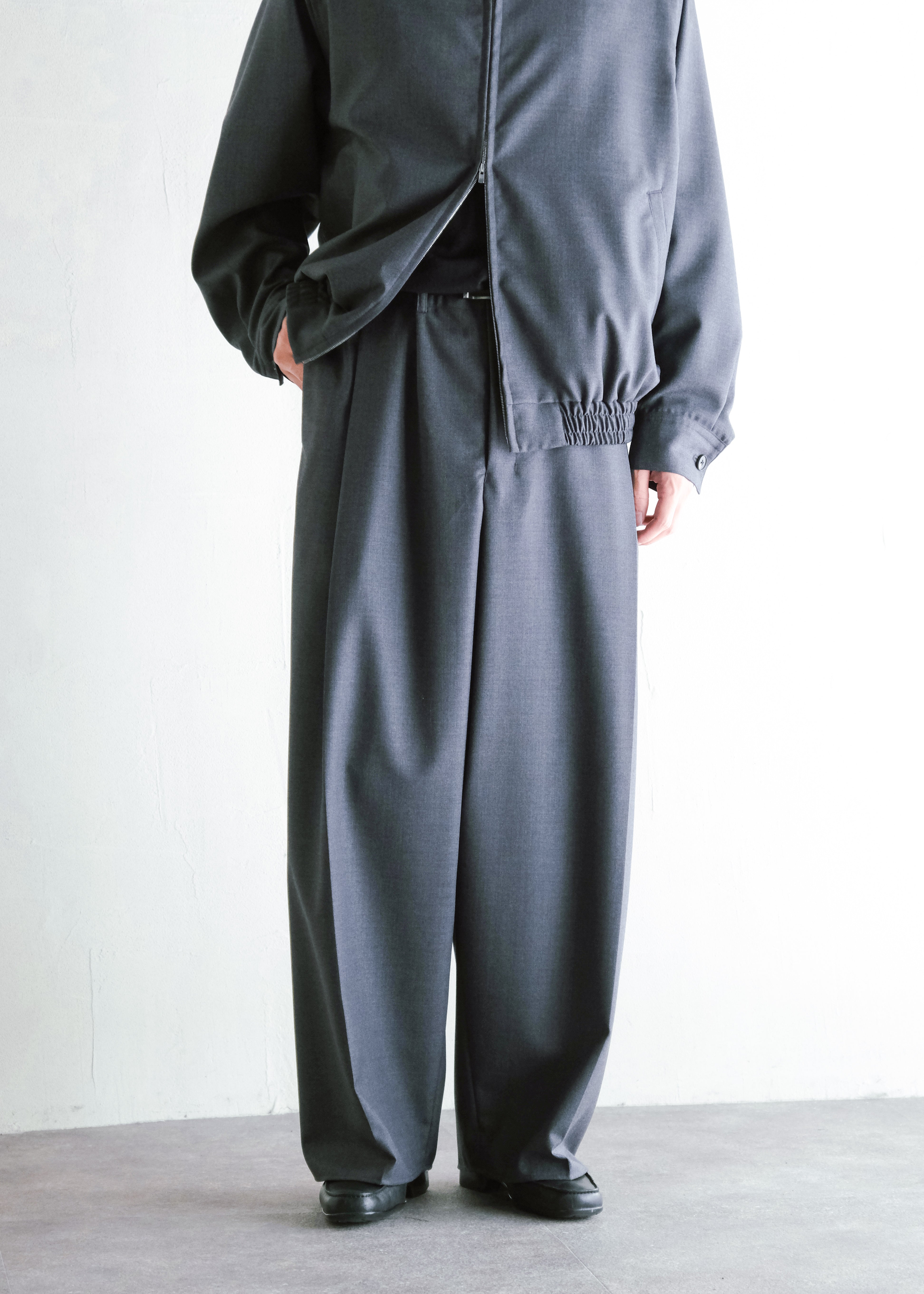 nonnotte 26AW Draping Crotch Box Pleats One- Tuck Trousers/ Charcoal Top
