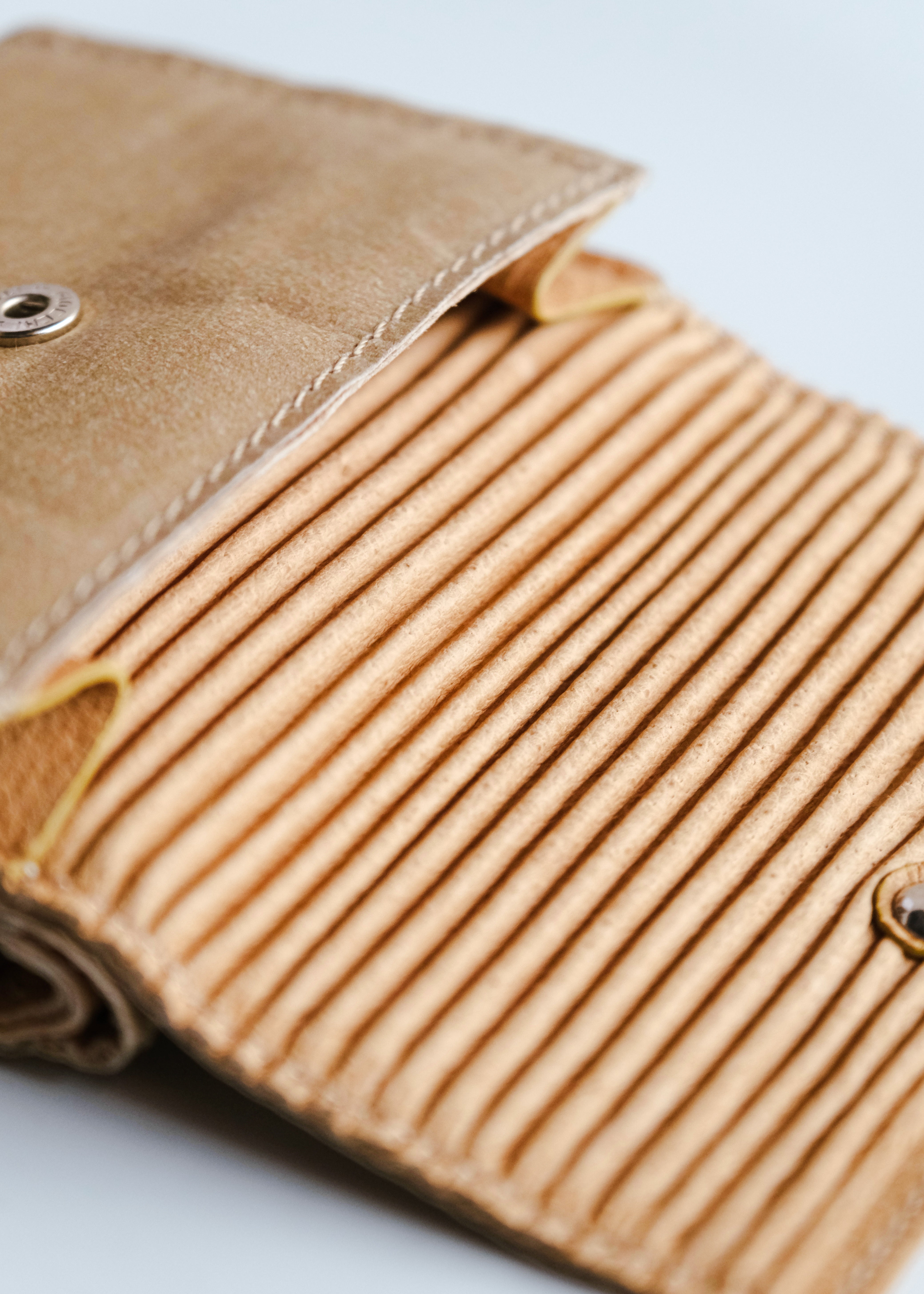 beta post cardboardic trifold wallet 310 Beige メンズ