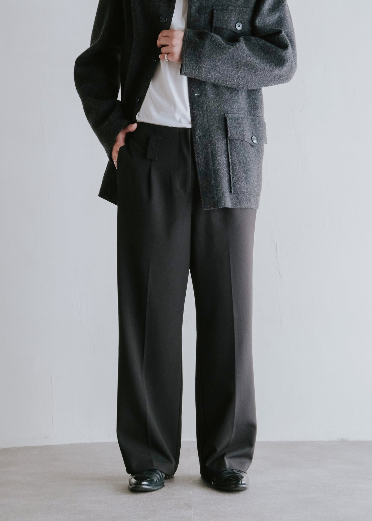 tucked center crease relax tapered trousers