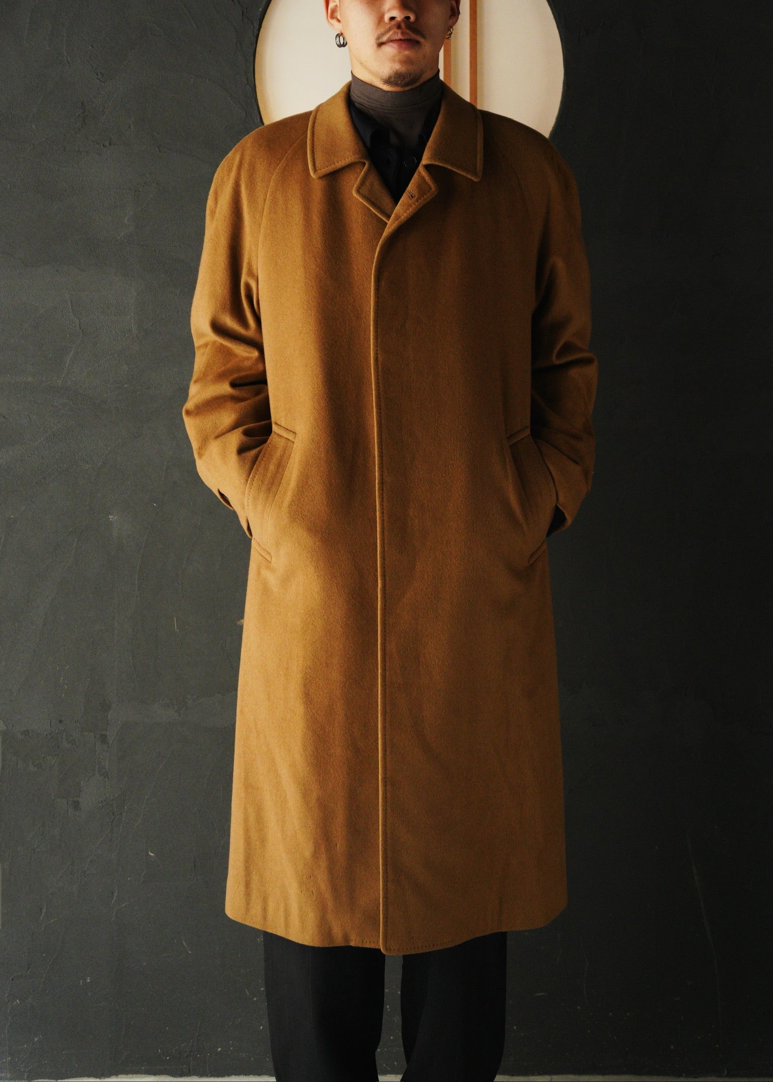 Raglan sleeve cashmere balmacaan coat