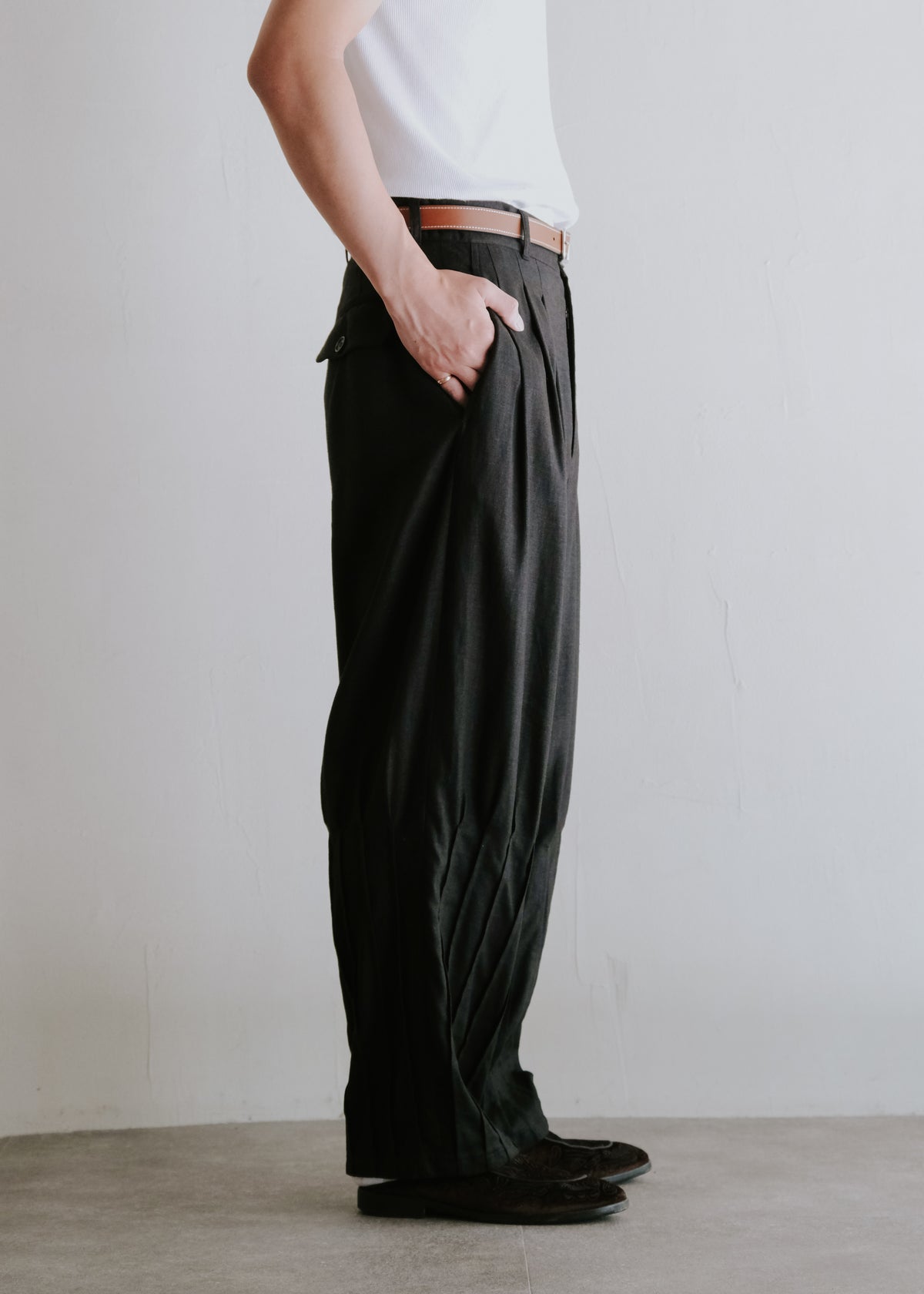 HOMO LUDENS 26SS pintuck linen slacks / Black
