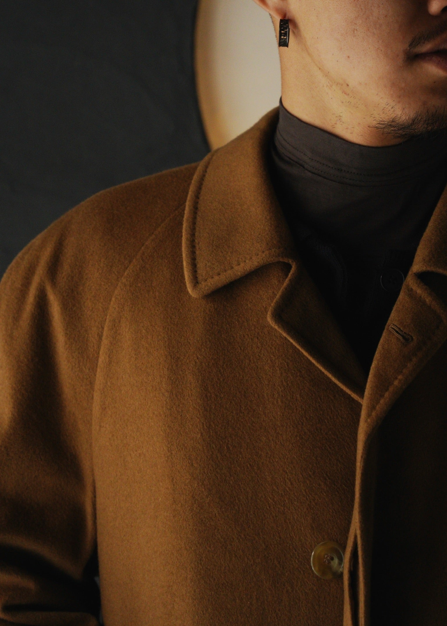 Raglan sleeve cashmere balmacaan coat