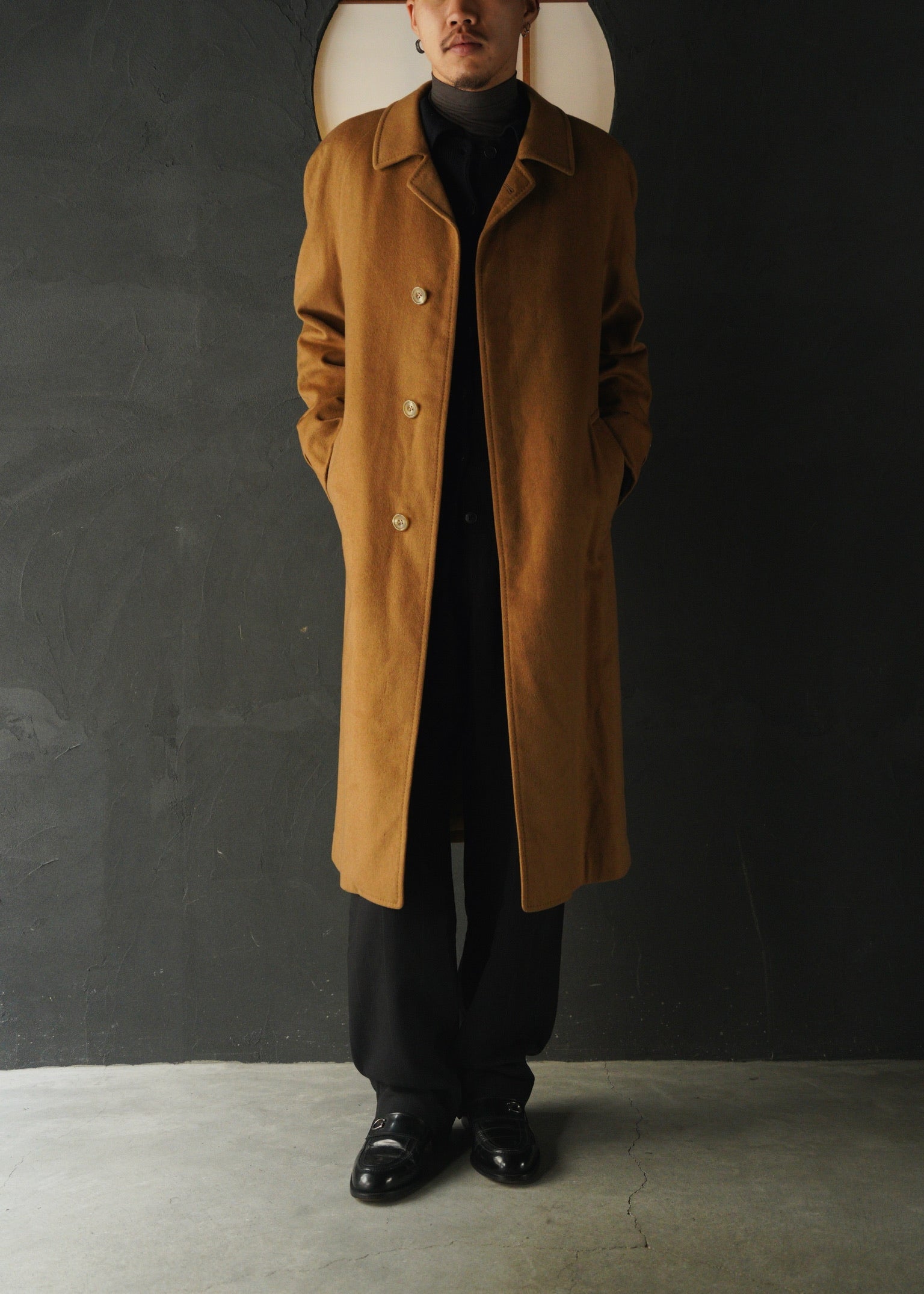 Raglan sleeve cashmere balmacaan coat