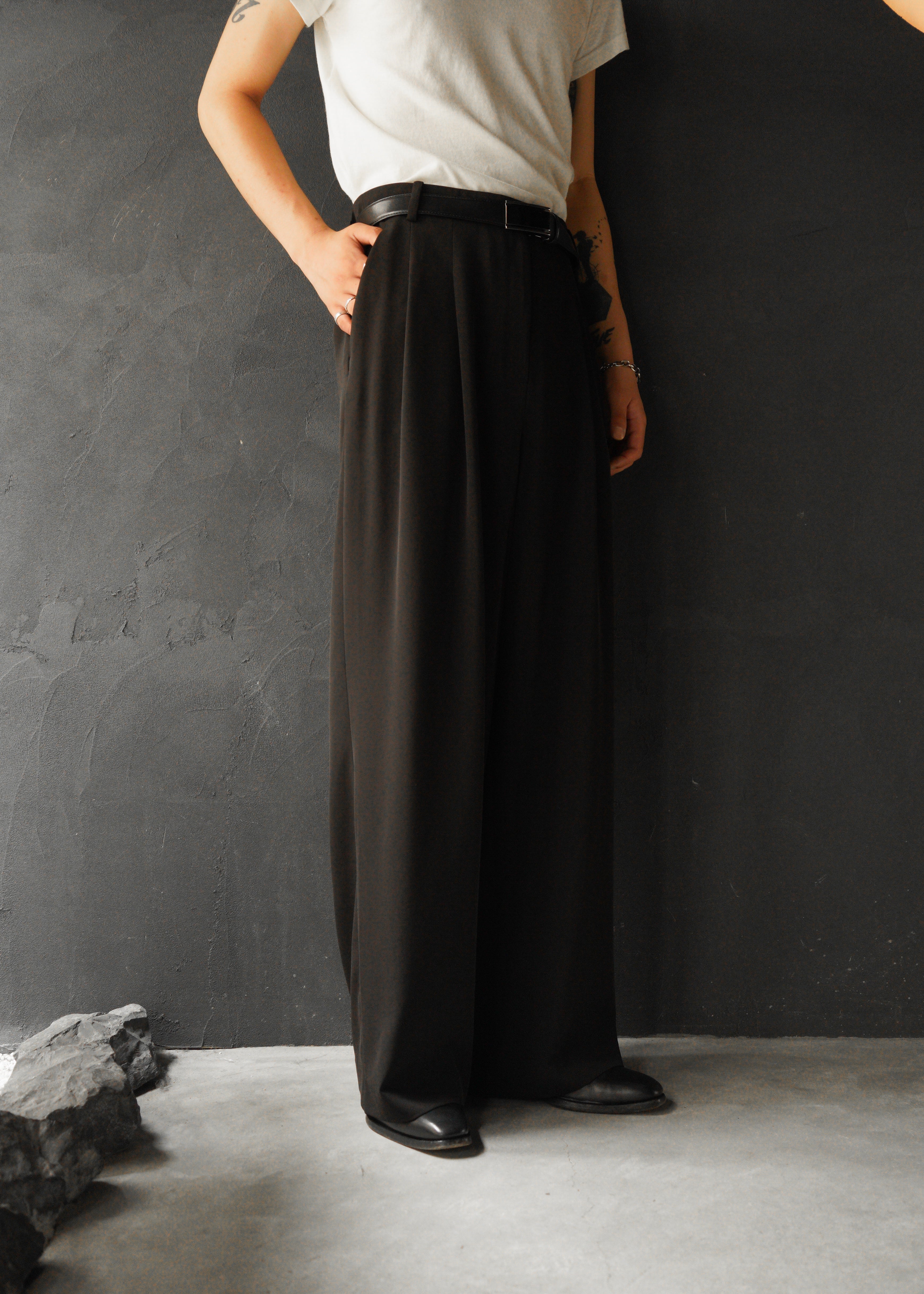 2 tuck wide straight smooth slacks
