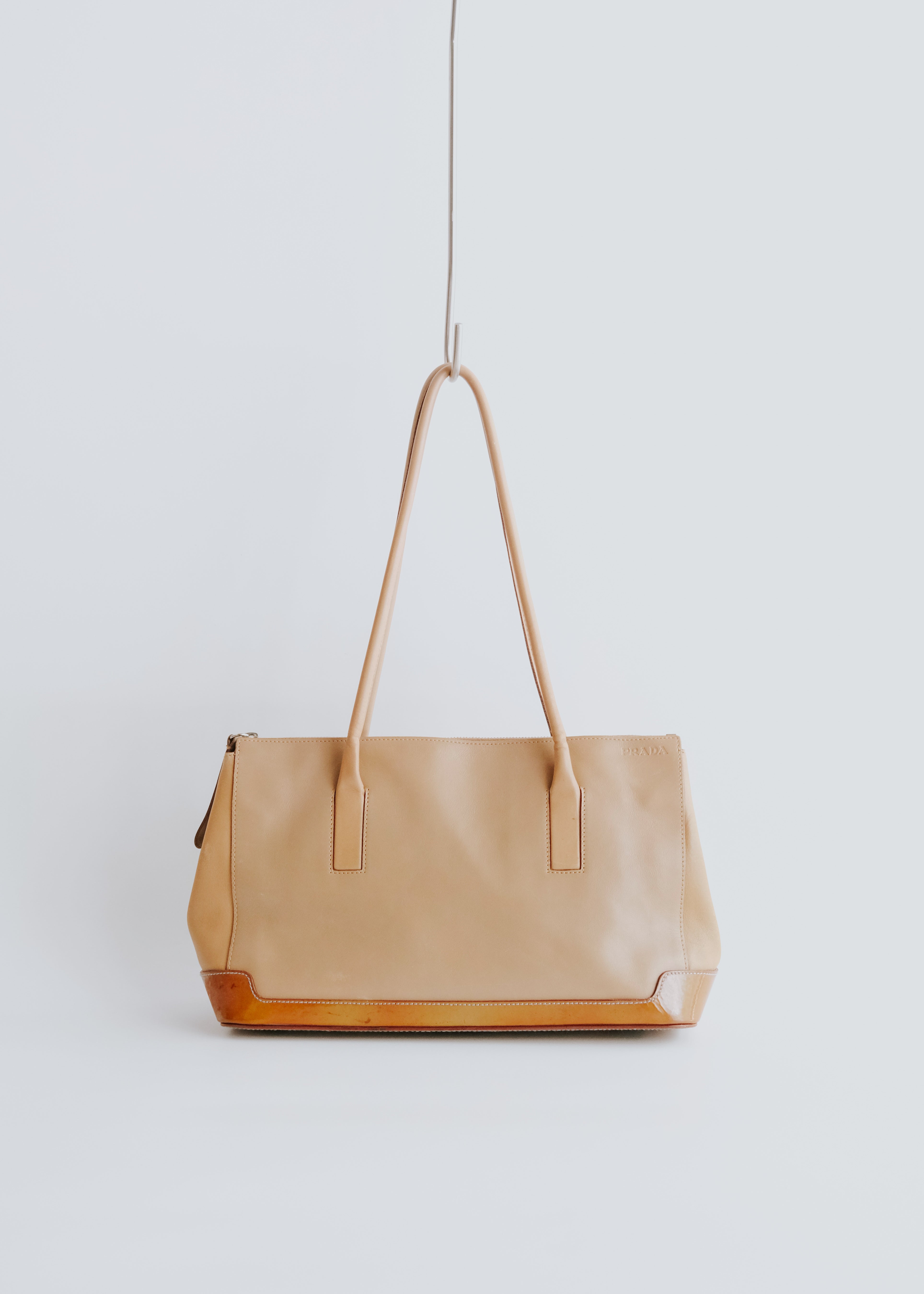 90-00's PRADA enamel bottom panel leather hang bag