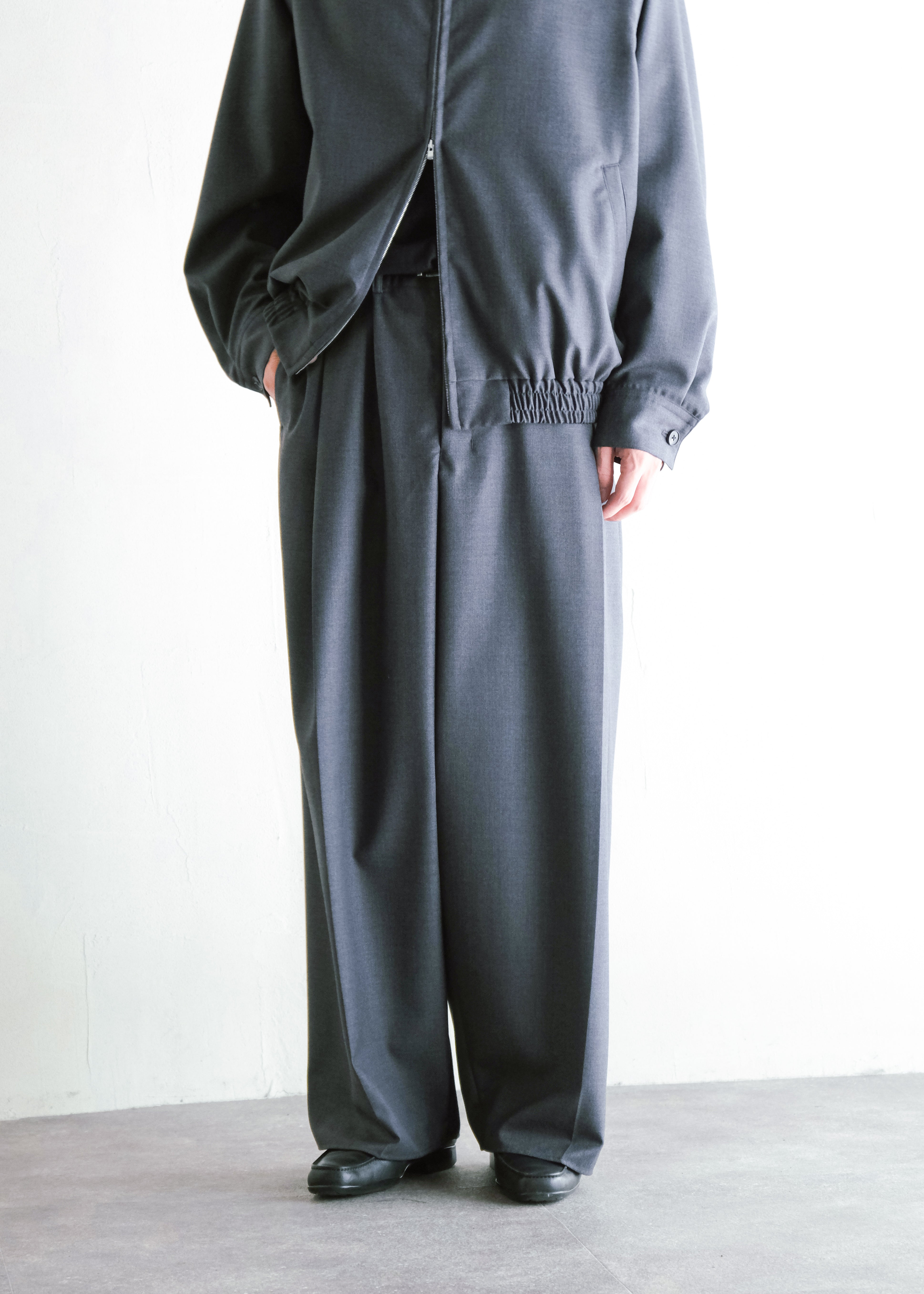 nonnotte 26AW Draping Crotch Box Pleats One- Tuck Trousers/ Charcoal Top
