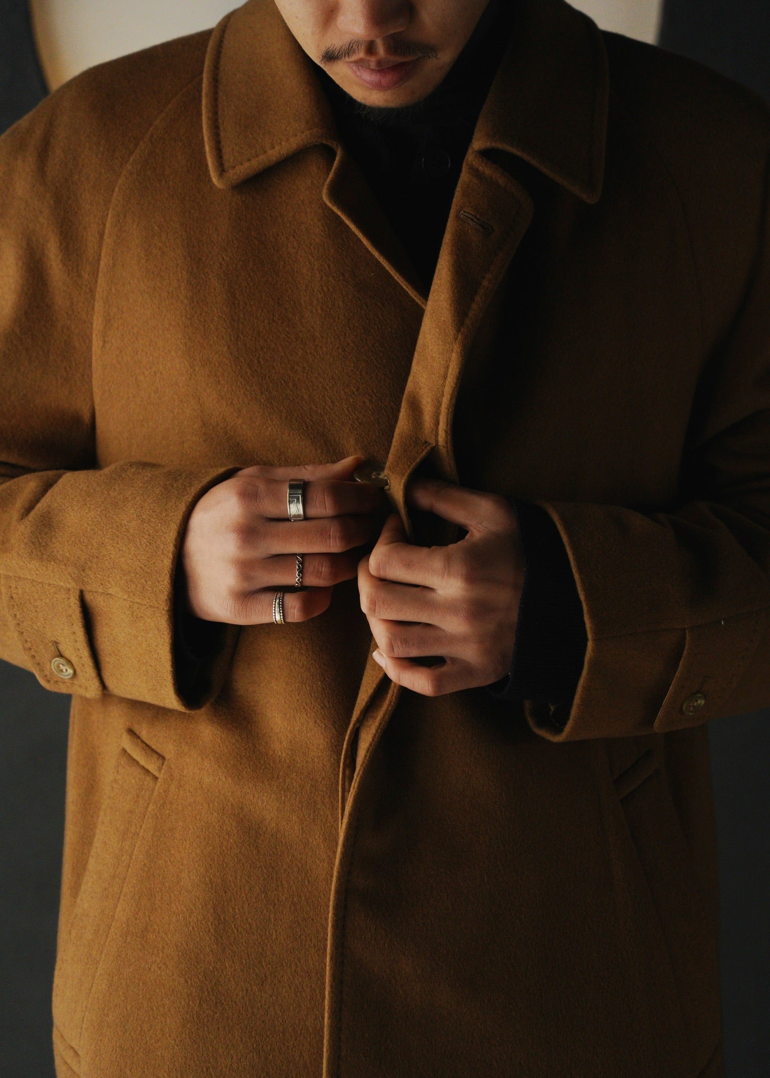 Raglan sleeve cashmere balmacaan coat