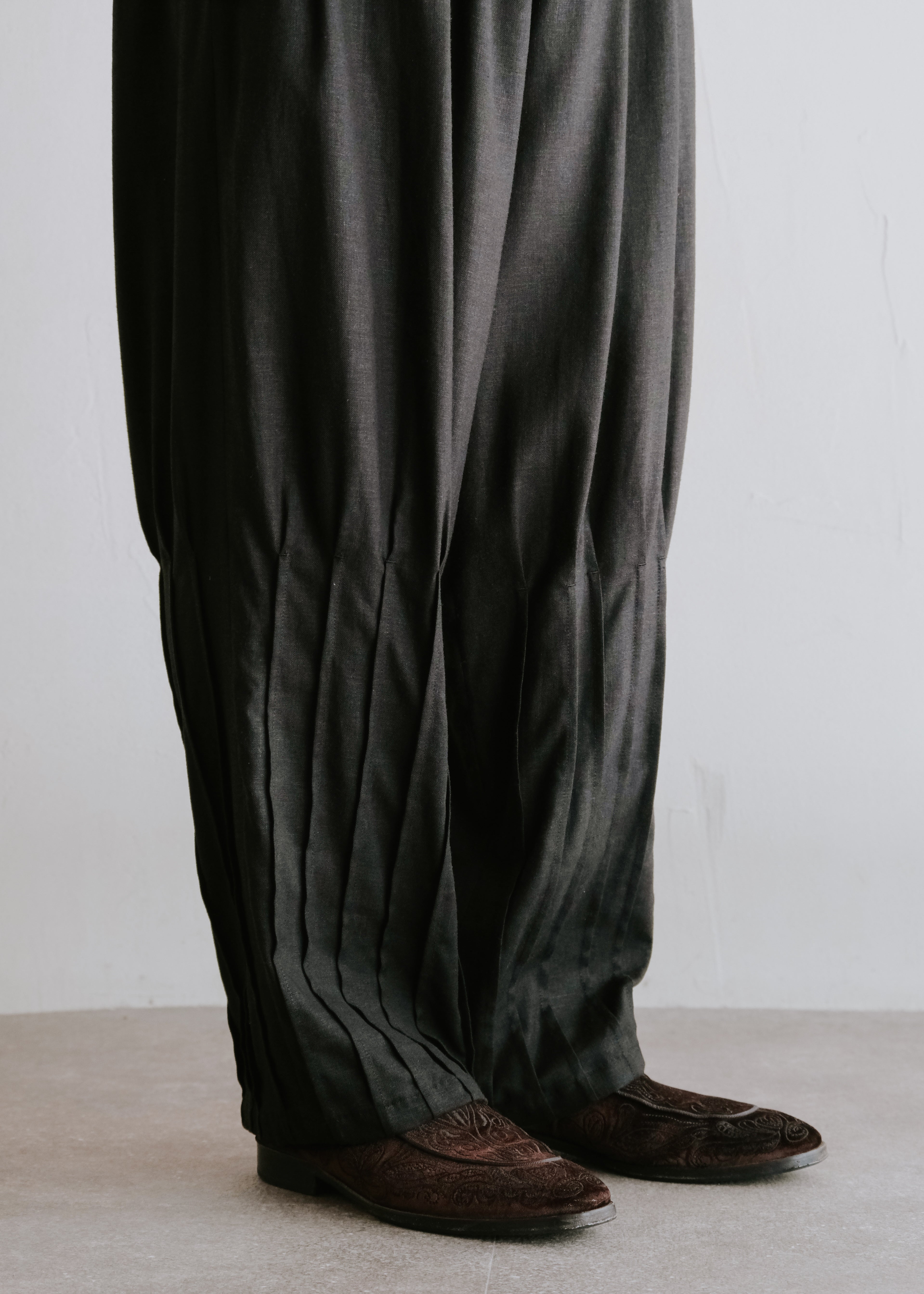 HOMO LUDENS 26SS pintuck linen slacks / Black