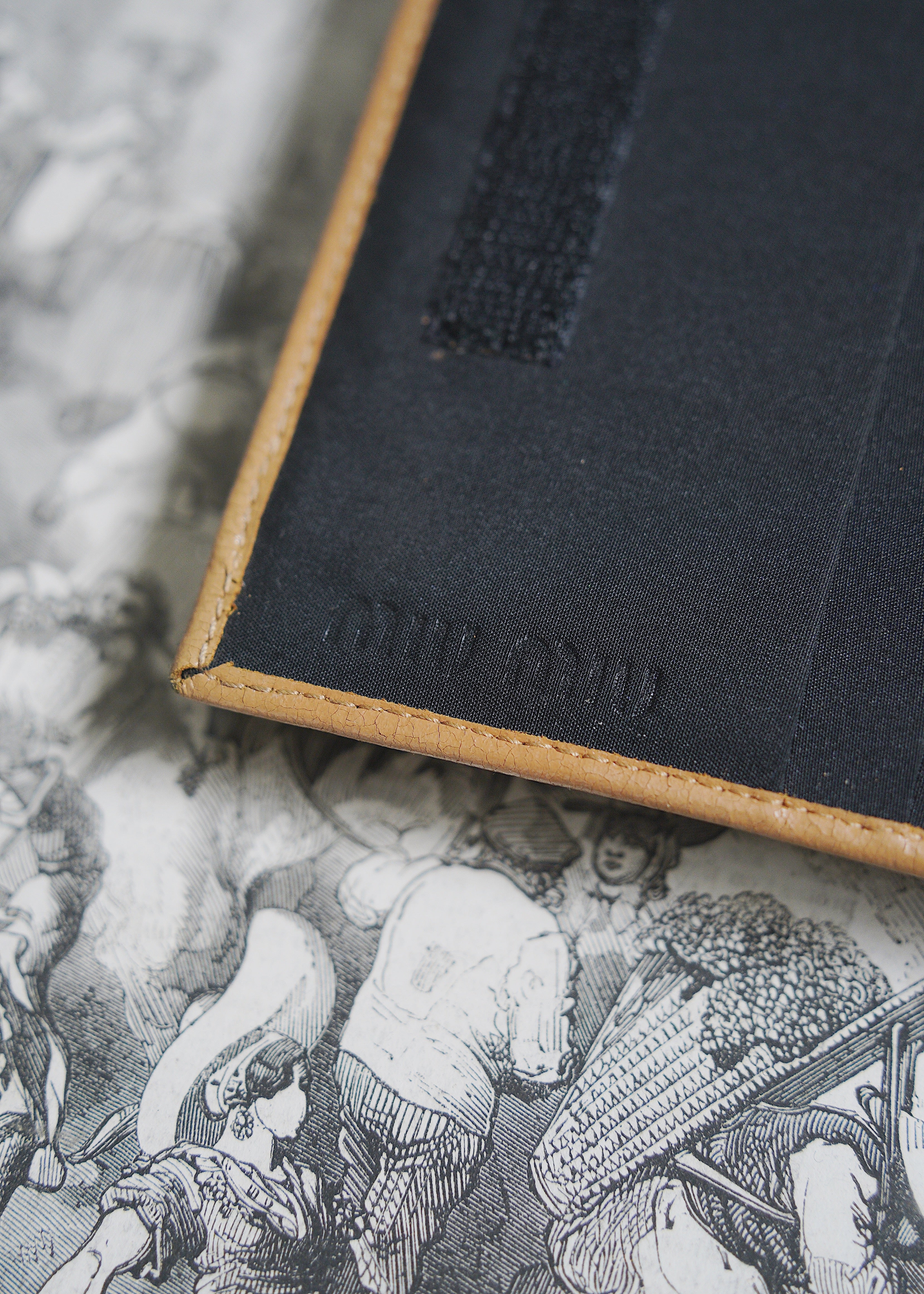 90's MIU MIU leather velcro wallet