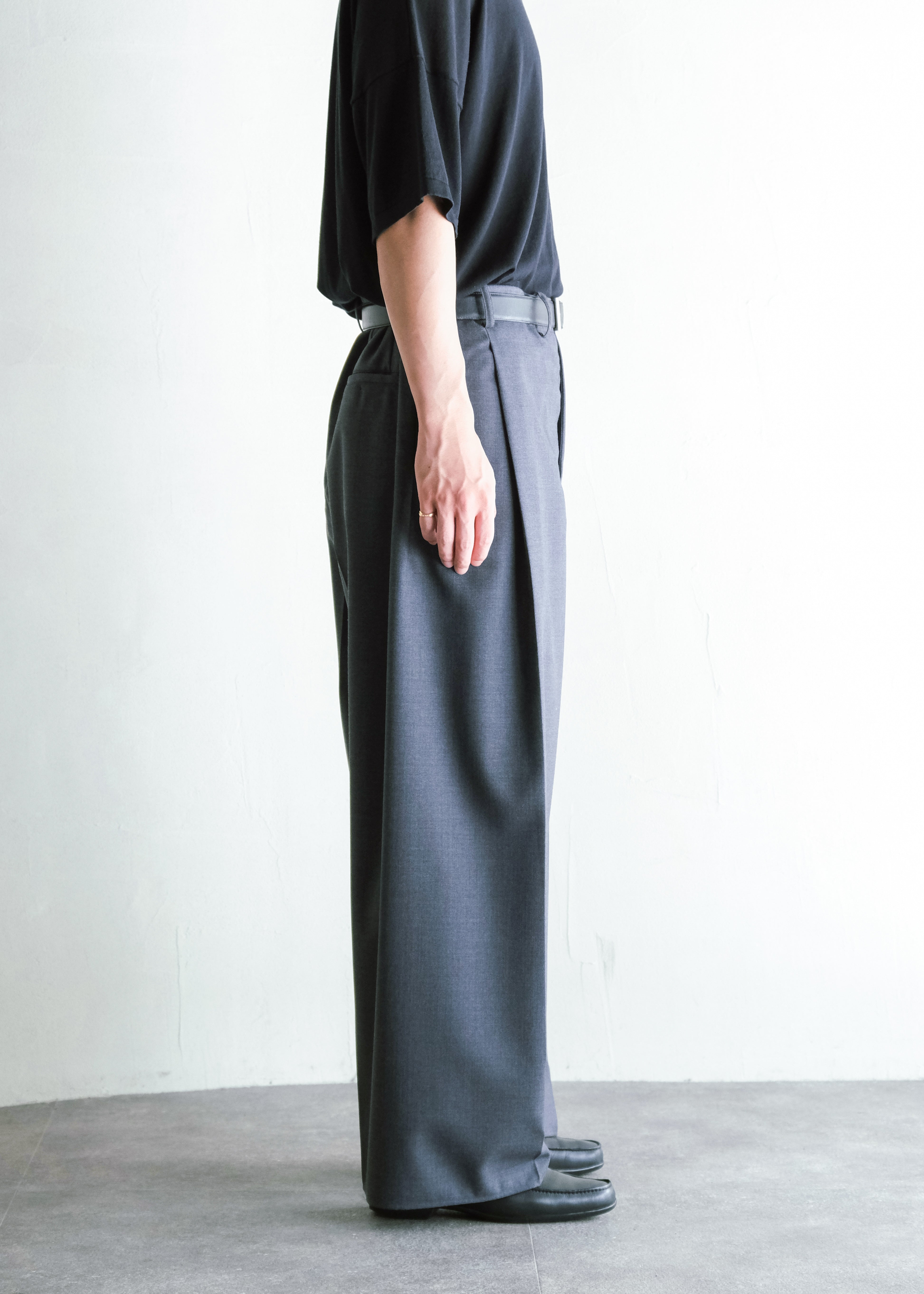 nonnotte 26AW Draping Crotch Box Pleats One- Tuck Trousers/ Charcoal Top