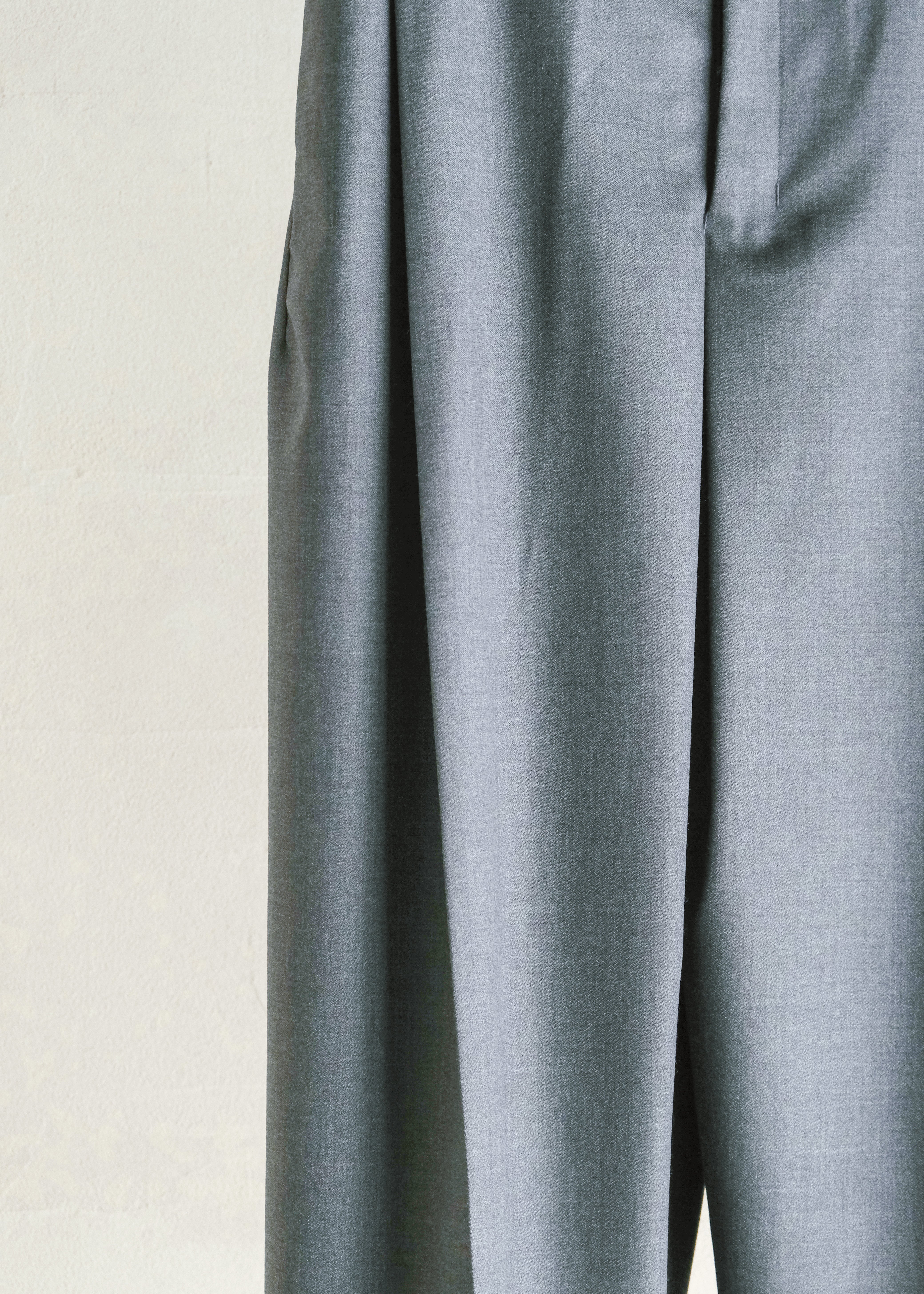 nonnotte 26AW Draping Crotch Box Pleats One- Tuck Trousers/ Charcoal Top