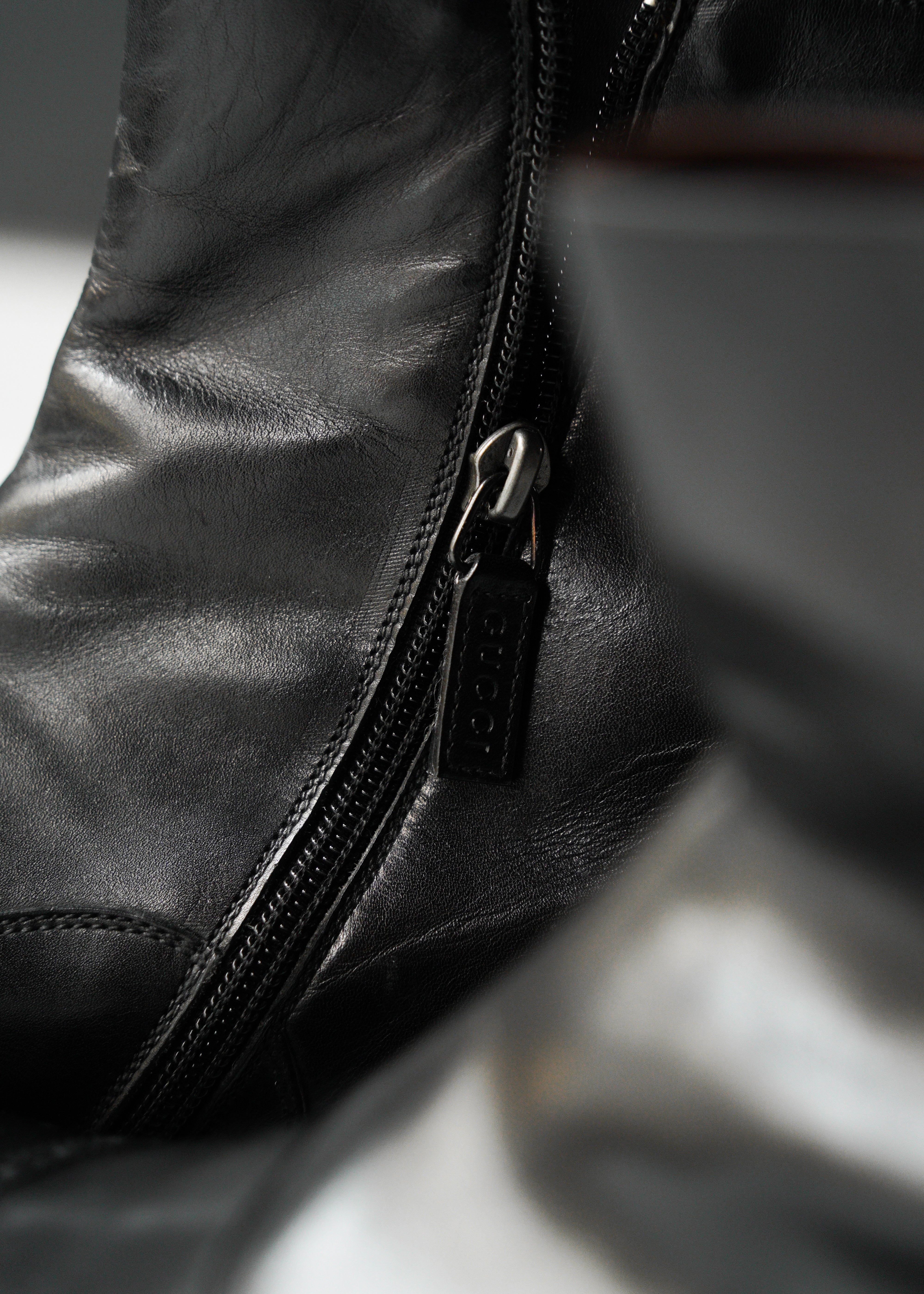 90-00's GUCCI  perforated cap-toe side zip boots