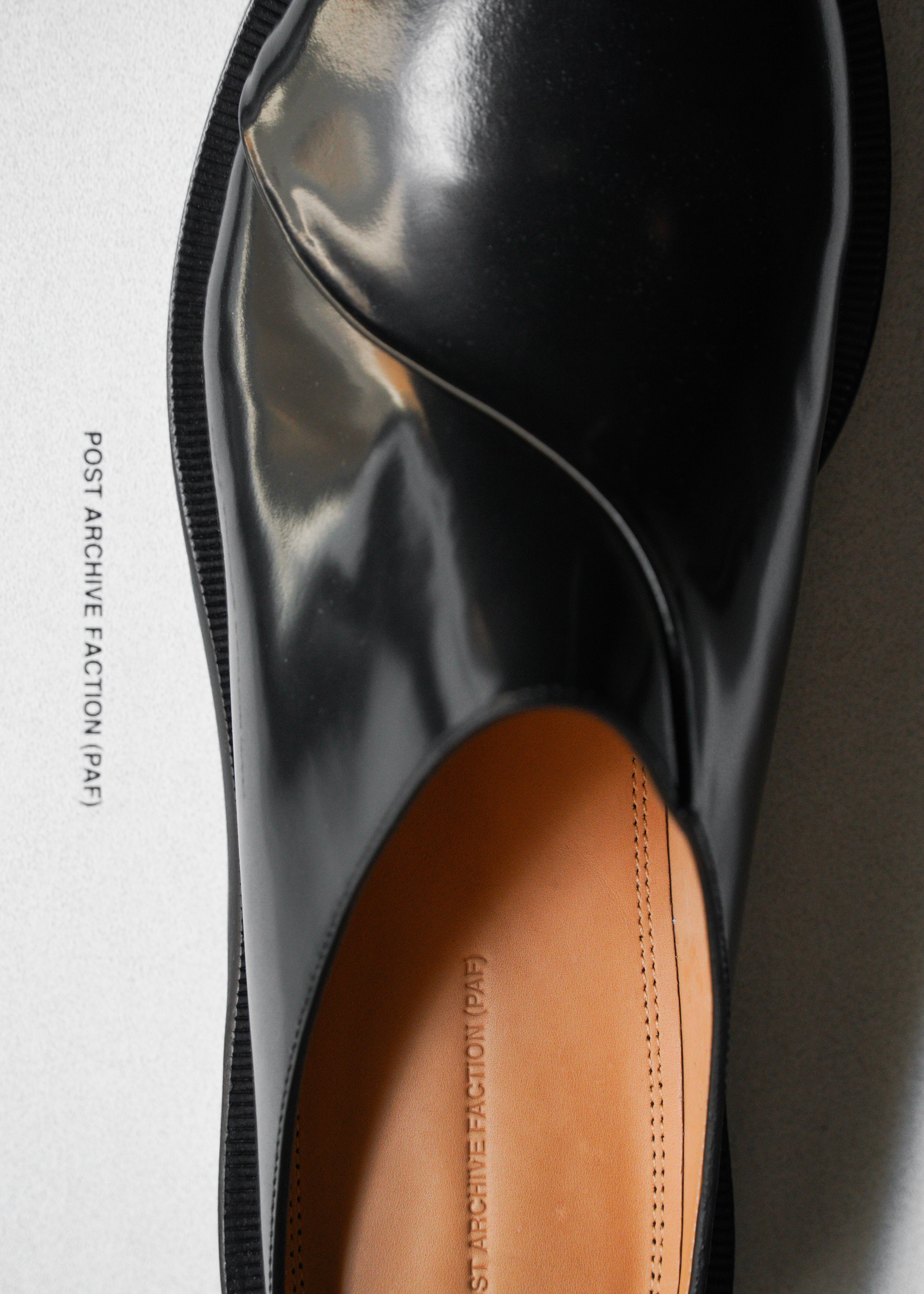 POST ARCHIVE FACTION 26SS Curved Slides / Glossy Black