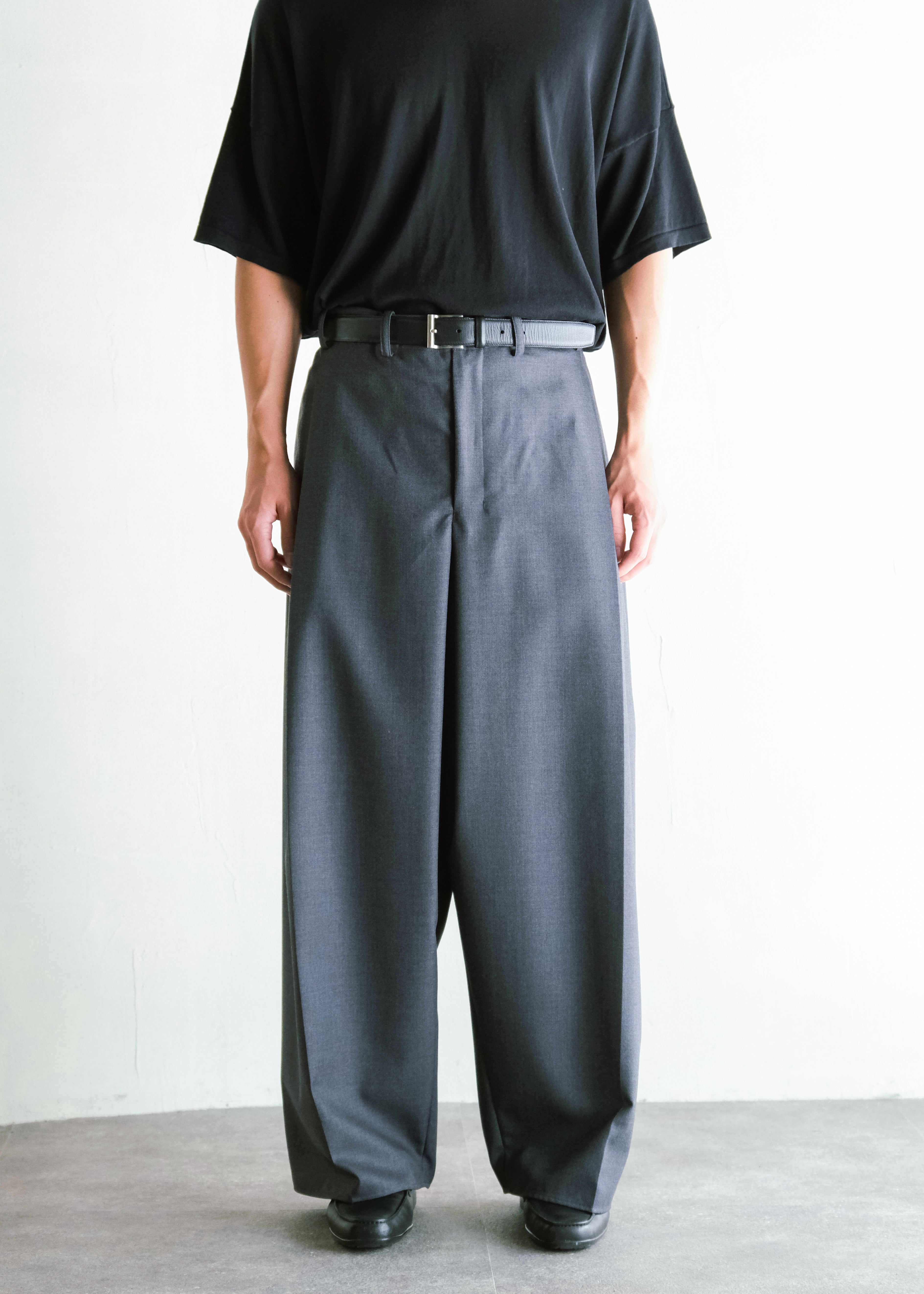 nonnotte 26AW Draping Crotch Box Pleats One- Tuck Trousers/ Charcoal Top