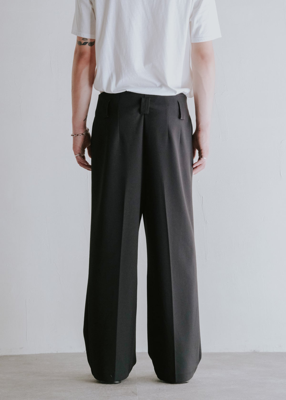 tucked center crease relax tapered trousers